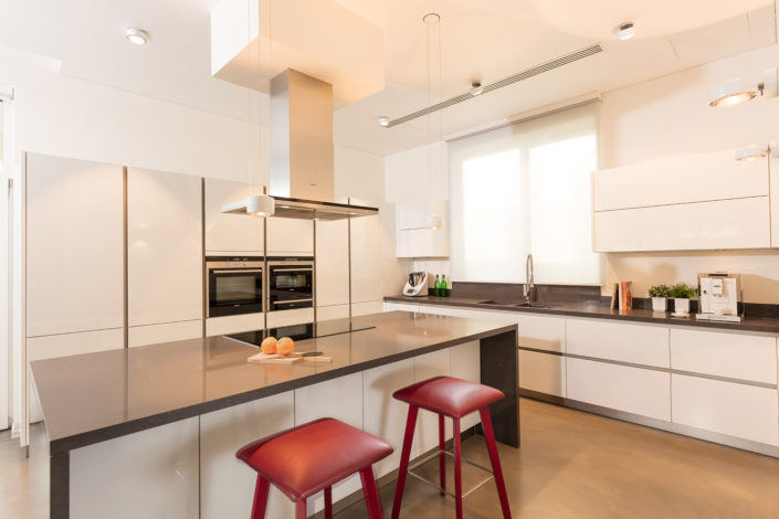 Bianca_06 Executed Project, Dubai, Jumeirah, Schüller kitchen, COR bar stools, Occhio lighting, German brands, White kitchen with dark grey worktop