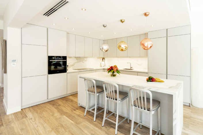 Maeen Lakes Villa Kitchen Project Kitchen Island in White and Grey Kitchen on Parquet floor in Dubai by Goettling interiors